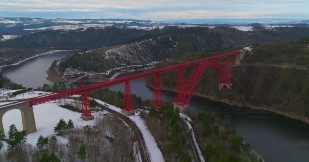 Luftaufnahme Winterlandschaft Des Truyere Flusses Mit Garabit Viadukt Französischem Eisenbahnviadukt — Stockvideo