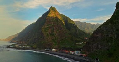 Portekiz 'in kuzeyindeki Madeira adasında yer alan Sao Vicente şehrinde Atlantik Okyanusu boyunca uzanan hava manzaralı yol..