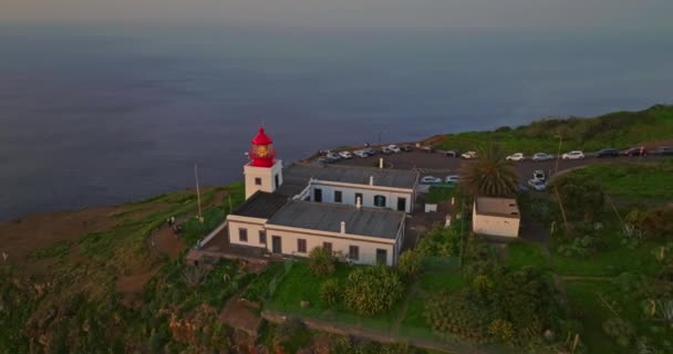 Vista Aérea Farol Drone Costa Oeste Madeira Ponto Pargo Empoleirado — Vídeo de Stock