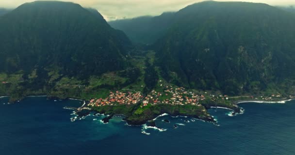 Вид Повітря Сікшал Мадейра Португалія Курортне Селище Крутому Березі Океану — стокове відео