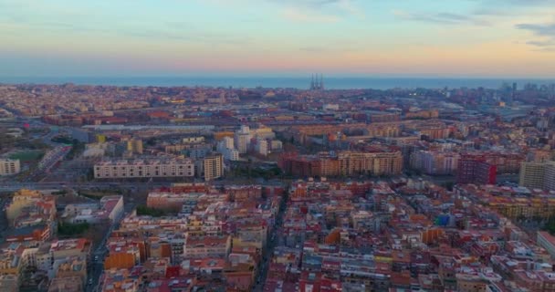 Luchtfoto Van Skyline Van Barcelona Bij Zonsondergang Catalonië Spanje Drone — Stockvideo