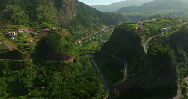 ポルトガル マデイラ島のファイヤルの小さな集落の信じられないほどの山の風景の空想的な眺め — ストック動画