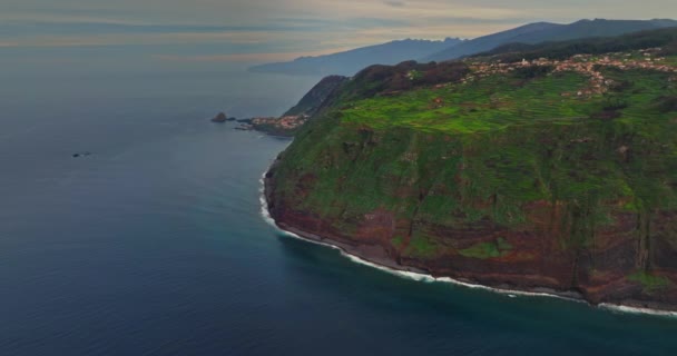 Вид Повітря Дрон Круті Скелі Над Атлантичним Океаном Земля Зустрічається — стокове відео