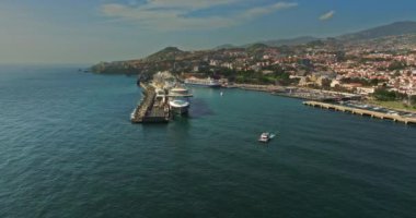 Portekiz 'in Madeira adasının başkenti Funchal' ın güneşli turistik şehrinin insansız hava aracı görüntüsü inanılmazdır. Turist adası, yolcu gemilerinin uğradığı ve yıl boyunca çok sayıda turistin geldiği yer..