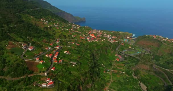 Vista Aérea Incrível Paisagem Montanhosa Pequeno Povoado Faial Ilha Madeira — Vídeo de Stock