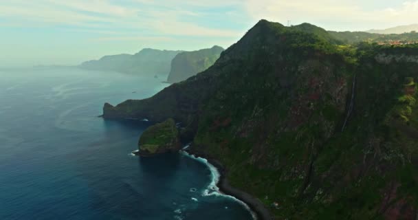 Берег Зеленого Острова Атлантичному Океані Мадейра Пейзаж Горами Океанськими Скелями — стокове відео