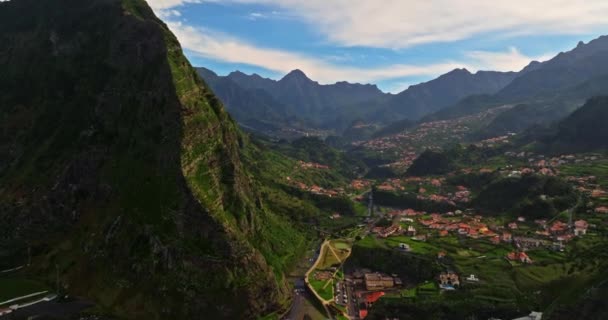 位于美丽的海山之间的马德拉岛上美丽的小镇圣文森特岛的空中景观 — 图库视频影像