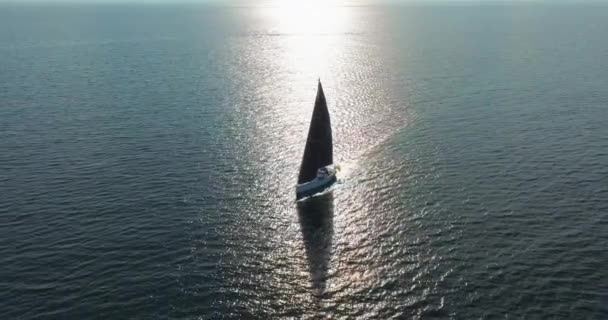 夕日には豪華なヨットを見ることができます 晴れた日に海を運転する大きなヨットボート — ストック動画