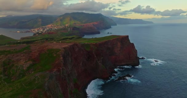 Vista Aérea Isla Madeira Roca Afilada Océano Paisaje Montañas Escénicas — Vídeos de Stock
