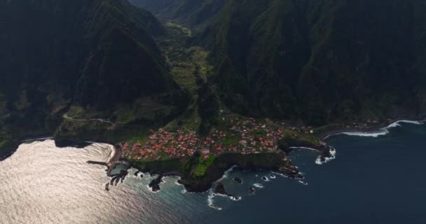 Niesamowity Widok Drona Małego Miasteczka Seixal Położonego Wycieku Wulkanicznej Skały — Wideo stockowe