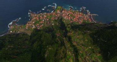 Portekiz, Madeira Adaları, Seixal 'ın hava manzarası. Dik bir okyanus kıyısındaki tatil köyü. Köy, okyanusa giren volkanik bir oluşum üzerine kurulmuş ve okyanus dalgalarıyla yıkanmış..