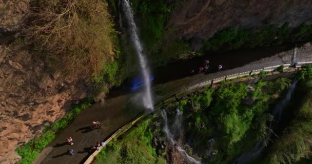 Madeira Adasındaki Angels Şelalesinin Hava Manzarası Şelale Kayalıkların Üzerinden Yola — Stok video