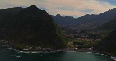Madeira adasının kuzey batı kıyısındaki Sao Vicente belediyesindeki okyanus dalgalarıyla kıyı şeridinin havadan görüntüsü. Portekiz.
