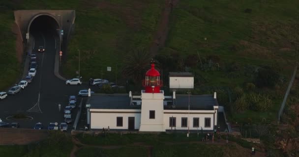 Luchtfoto Naar Rood Wit Vuurtorengebouw Steile Rots Bij Zonsondergang Madeira — Stockvideo