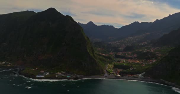Flygfoto Över Kusten Med Havsvågorna Kommunen São Vicente Öns Nordvästra — Stockvideo