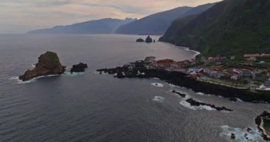 Portekiz 'in volkanik kayalarda doğal havuzların oluştuğu Atlantik Okyanusu' ndaki Madeira Adası 'ndaki Porto Moniz kasabasının hava manzarası..