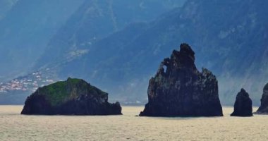 Gün batımında okyanus manzaralı büyük bir kaya, Miradouro da Ribeira da Janela. Madeira Adası, Portekiz, Atlantik Okyanusu. Yüksek kalite 4k görüntü