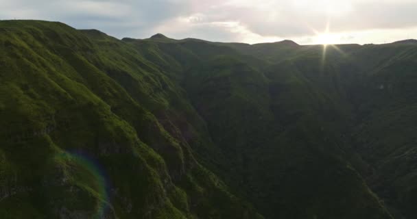 広大な緑の木に囲まれた岩の山々を持つ風景の自然の自然の熱帯の島 多くの木々を有する近代的で生態学的な緑地 マデイラ島の丘の空中風景ショット — ストック動画
