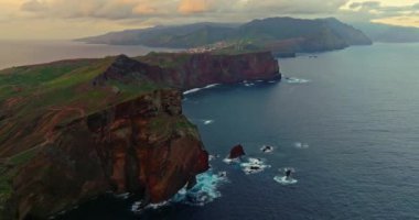 Madeira adasının havadan görünüşü. Okyanustaki keskin kaya ve Atlantik Okyanusu 'ndaki manzaralı dağlar Ponta de Sao Lorenco' da. Portekiz.