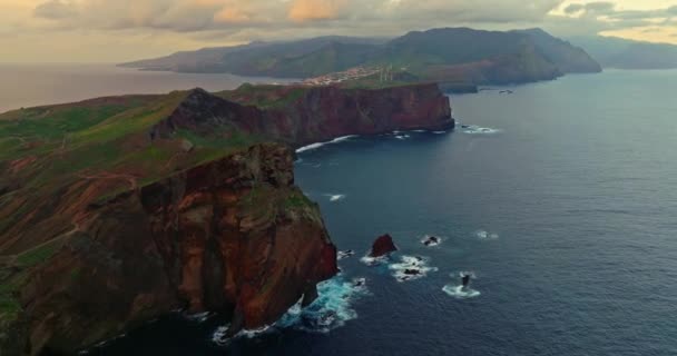 エアリアルビューマデイラ島 ポンタ サンロスコの大西洋の海と風光明媚な山の風景の鋭い岩 ポルトガル — ストック動画