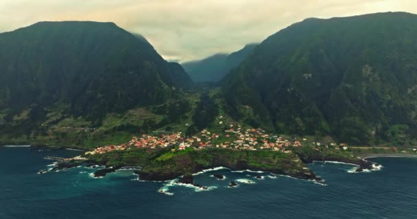 Portekiz Madeira Adaları Seixal Hava Manzarası Dik Bir Okyanus Kıyısındaki — Stok video