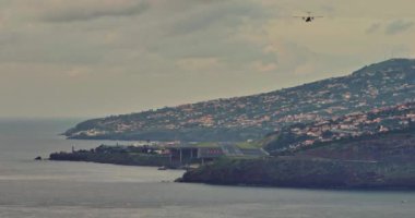 Portekiz, Madeira havaalanına uçak iniyor. Dünyanın en tehlikeli havaalanlarından biri..