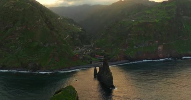 Flygfoto Stor Klippa Havet Vid Solnedgången Miradouro Ribeira Janela Madeira — Stockvideo