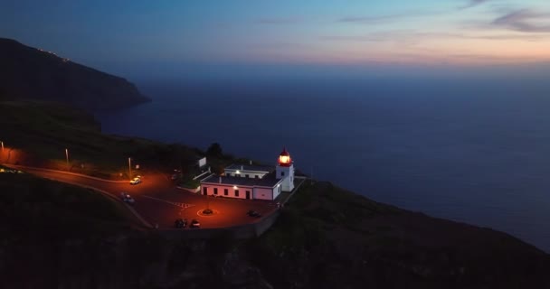 Luftaufnahme Eines Leuchtturms Der Der Abenddämmerung Auf Einem Malerischen Felsen — Stockvideo