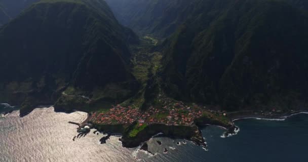 大西洋を見下ろす火山形成の間のマデイラ島にあるシクサルの町の無人機からの驚くべき景色 — ストック動画