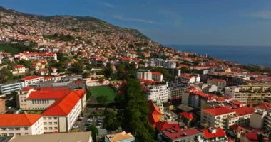 Portekiz 'in Madeiras başkenti Funchal' ın havadan görünüşü. İnsansız hava aracı Madeira Adası 'ndaki evlerin üzerinden uçuyor..