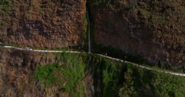 Madeira adasındaki Angels şelalesinin hava manzarası. Şelale kayalıkların üzerinden yola dökülüyor..
