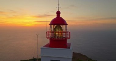 Günbatımında Portekiz, Madeira 'daki hava manzaralı deniz feneri..