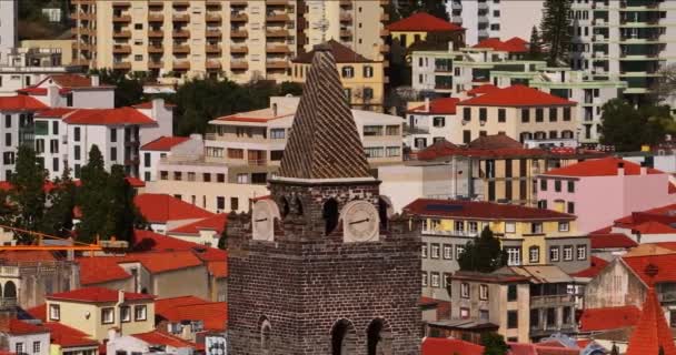 ポルトガル マデイラ島のファサルにある歴史的な教会の周りの空想的な景色の首都と街並み — ストック動画
