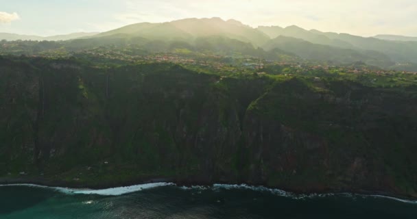 Вид Повітря Дронні Круті Скелі Над Атлантичним Океаном Земля Зустрічається — стокове відео