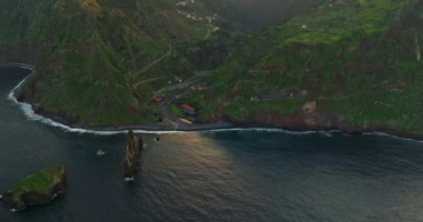 Gün batımında deniz manzaralı büyük bir kaya, Miradouro da Ribeira da Janela. Madeira Adası, Portekiz, Atlantik Okyanusu.
