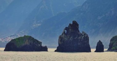 Gün batımında okyanus manzaralı büyük bir kaya, Miradouro da Ribeira da Janela. Madeira Adası, Portekiz, Atlantik Okyanusu.