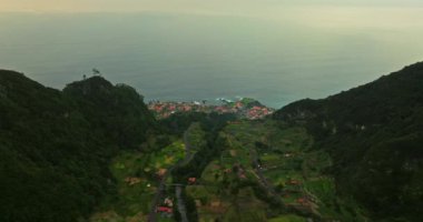 Seixal kasabasının, dağların arasındaki Madeira adasındaki Atlantik Okyanusu 'na bakan volkanik bir oluşumun muhteşem görüntüsü..