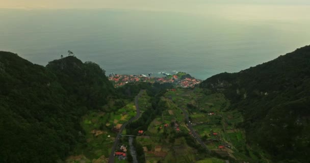 Csodálatos Kilátás Drón Város Seixal Található Madeira Szigetén Hegyek Között — Stock videók