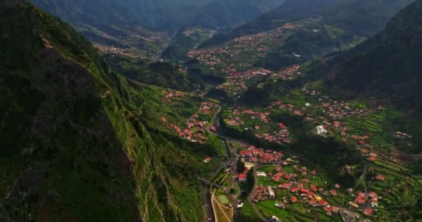位于美丽的海山之间的马德拉岛上美丽的小镇圣文森特岛的空中景观 — 图库视频影像