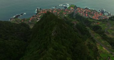 Portekiz, Madeira Adaları, Seixal 'ın hava manzarası. Dik bir okyanus kıyısındaki tatil köyü. Köy, okyanusa giren volkanik bir oluşum üzerine kurulmuş ve okyanus dalgalarıyla yıkanmış..