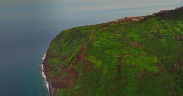 Widok Lotu Ptaka Strome Klify Nad Oceanem Atlantyckim Gdzie Ziemia — Wideo stockowe