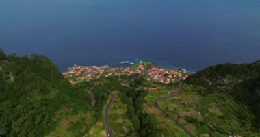 Portekiz, Madeira Adaları, Seixal 'ın hava manzarası. Dik bir okyanus kıyısındaki tatil köyü. Köy, okyanusa giren volkanik bir oluşum üzerine kurulmuş ve okyanus dalgalarıyla yıkanmış..
