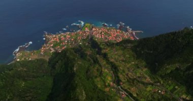 Portekiz, Madeira Adaları, Seixal 'ın hava manzarası. Dik bir okyanus kıyısındaki tatil köyü. Köy, okyanusa giren volkanik bir oluşum üzerine kurulmuş ve okyanus dalgalarıyla yıkanmış..