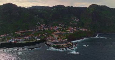 Portekiz 'in volkanik kayalarda doğal havuzların oluştuğu Atlantik Okyanusu' ndaki Madeira Adası 'ndaki Porto Moniz kasabasının hava manzarası..