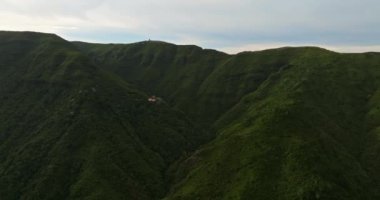 Kayalık dağların yoğun yeşil ağaçlarla kaplı olduğu vahşi doğa tropikal adası. Birçok ağacı olan modern ve ekolojik yeşil alanlar. Madeira adasının havadan çekilmiş görüntüsü..