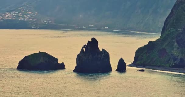 Gün Batımında Deniz Manzaralı Büyük Bir Kaya Miradouro Ribeira Janela — Stok video