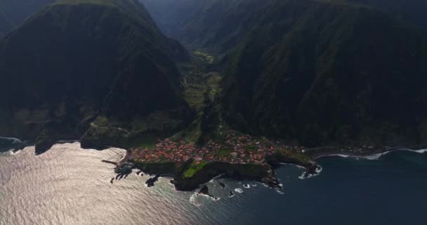 Дивовижний Вид Безпілотника Міста Сікшал Розташованого Острові Мадейра Між Горами — стокове відео