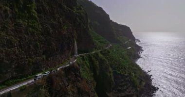 Madeira adasındaki Angels şelalesinin hava manzarası. Şelale kayalıkların üzerinden yola dökülüyor..