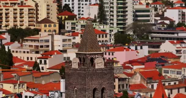 令人难以置信的无人驾驶飞机俯瞰着阳光灿烂的旅游城 葡萄牙马德拉岛的首府丰沙尔 游轮停靠的一个旅游岛 全年都有大量游客来访 — 图库视频影像