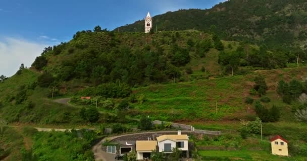 大西洋 ポルトガル マデイラ島のサンビセンテの緑の谷に位置する寺院チャペルへの素晴らしい空想的な眺め — ストック動画